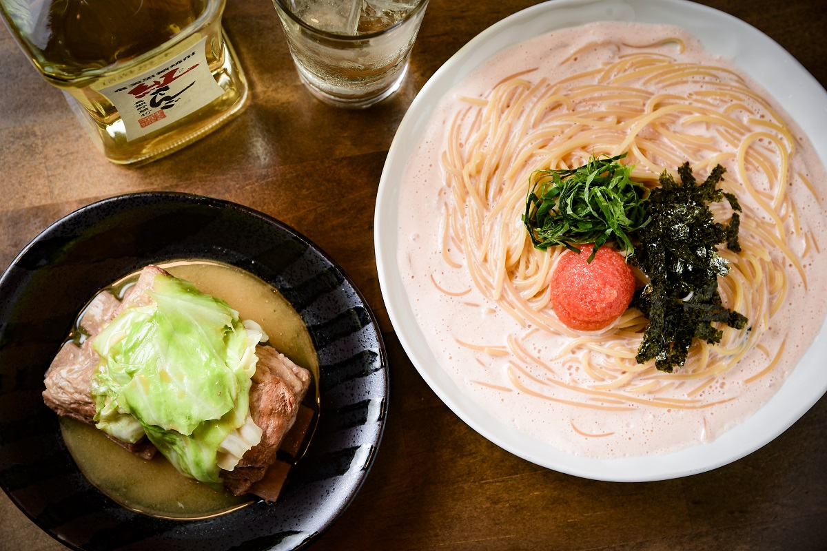 豚骨800円（左）、明太子クリームパスタ950円（右）