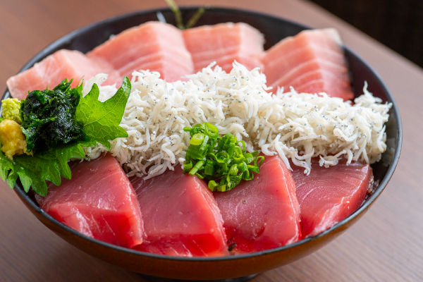 御前崎たわら屋特選丼（味噌汁・漬け物付）1380円