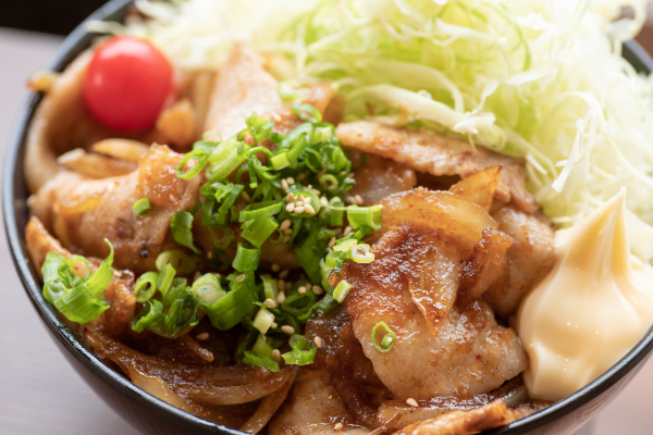 遠州黒豚コク旨ポーク丼（味噌汁・漬け物付）980円