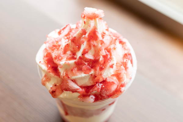 シャリシャリ雪いちごのソフトクリーム650円