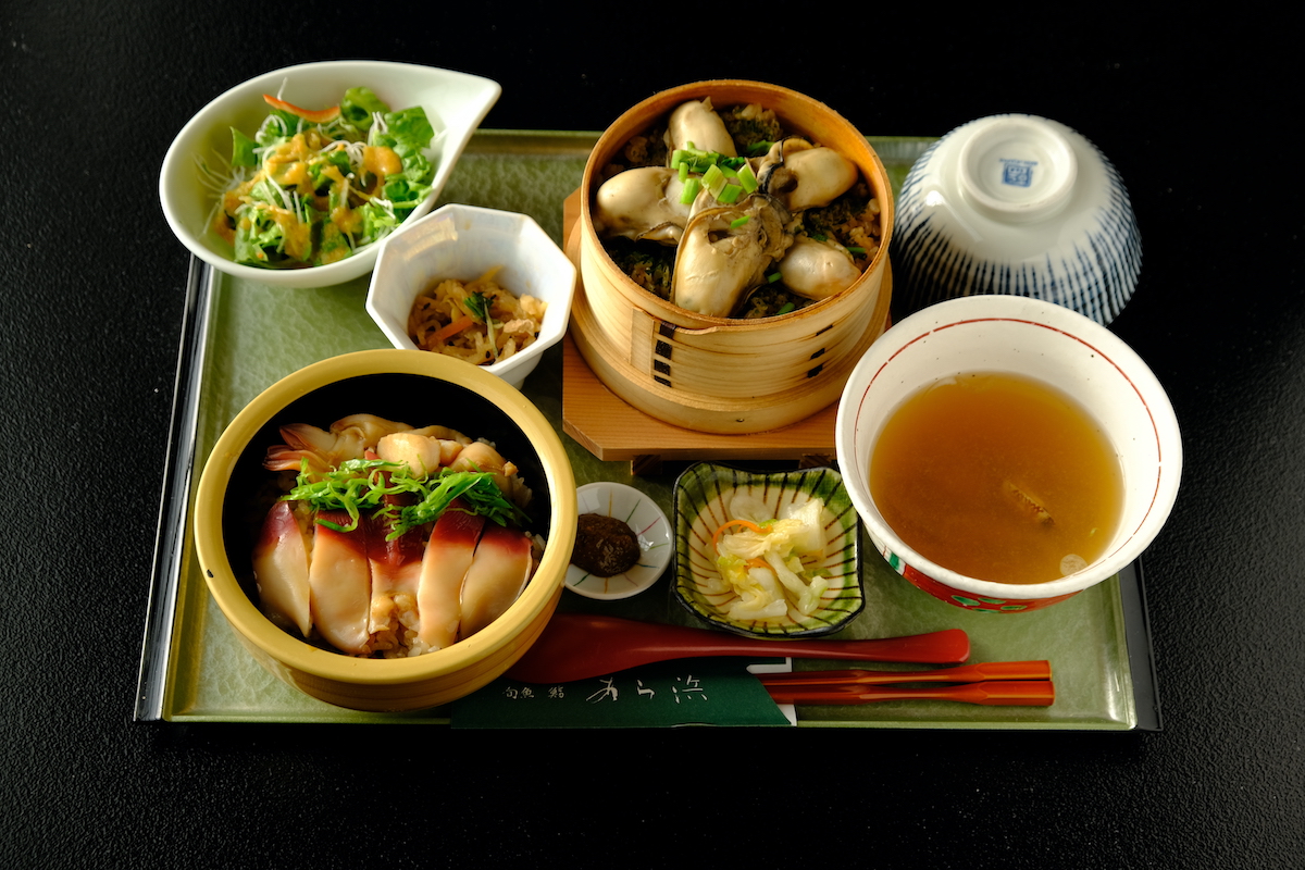 ハーフセット 2750円。取材の12月はほっき飯とかき飯の季節