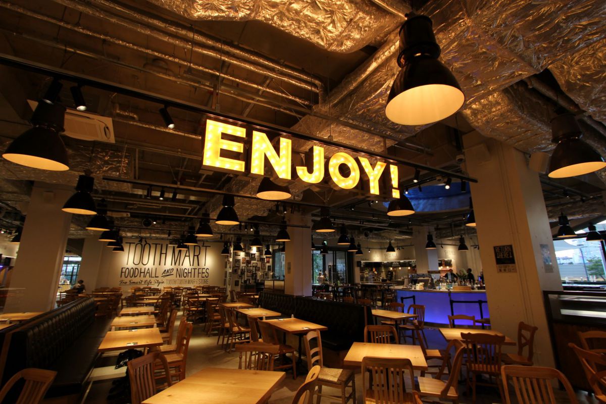 【徹底紹介】神戸最大級のフードホール「TOOTH TOOTH MART FOOD HALL&NIGHT FES(トゥース トゥース マート フードホールアンドナイト フェス)」に行ってきた!見上げると水槽⁉