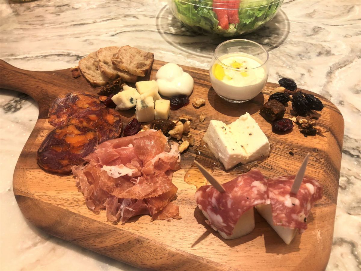 【徹底紹介】神戸最大級のフードホール「TOOTH TOOTH MART FOOD HALL&NIGHT FES（トゥース トゥース マート フードホールアンドナイト フェス）」に行ってきた！見上げると水槽⁉