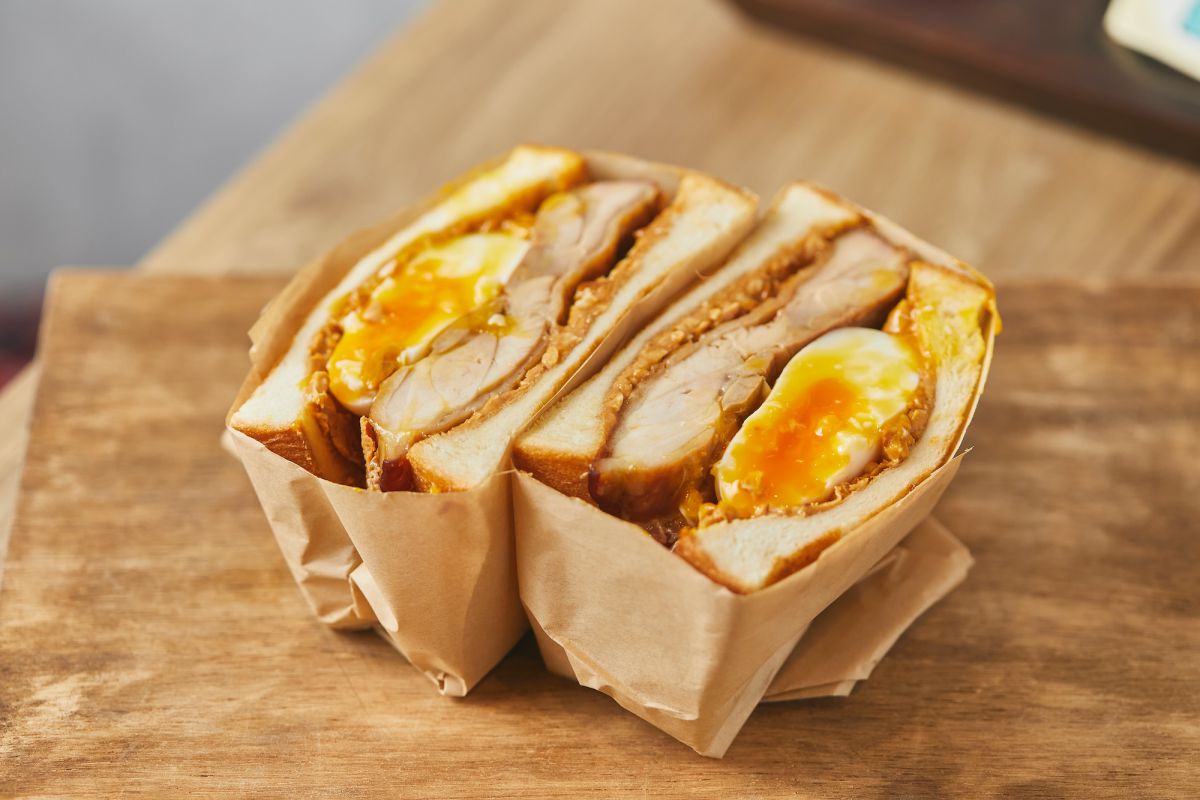 ピーナッツバターサンド 照り焼きチキン半熟卵 880円