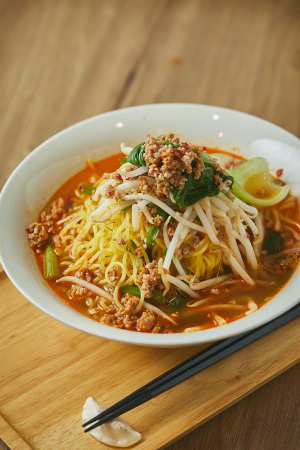 台湾ラーメン 850円（ランチタイムは同じ価格でごはん、ドリンク、副菜、煮卵半個付き）