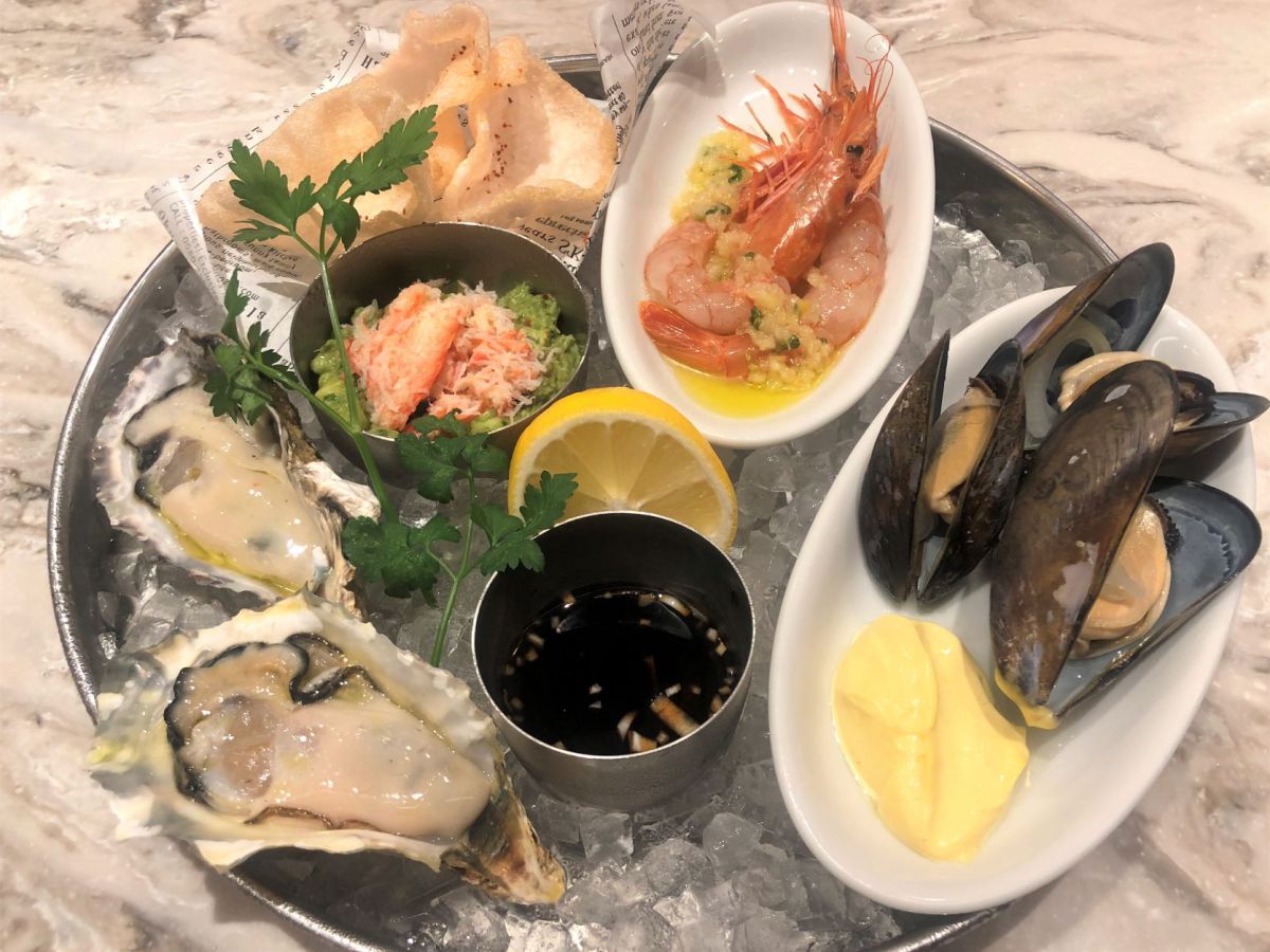 【徹底紹介】神戸最大級のフードホール「TOOTH TOOTH MART FOOD HALL&NIGHT FES（トゥース トゥース マート フードホールアンドナイト フェス）」に行ってきた！見上げると水槽⁉