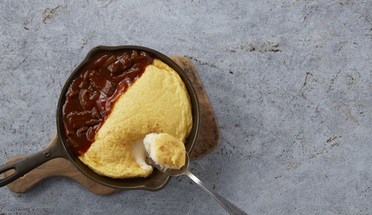 ハッシュ・ド・ビーフのスフレオムライス（サラダ・セットドリンク付）1650円