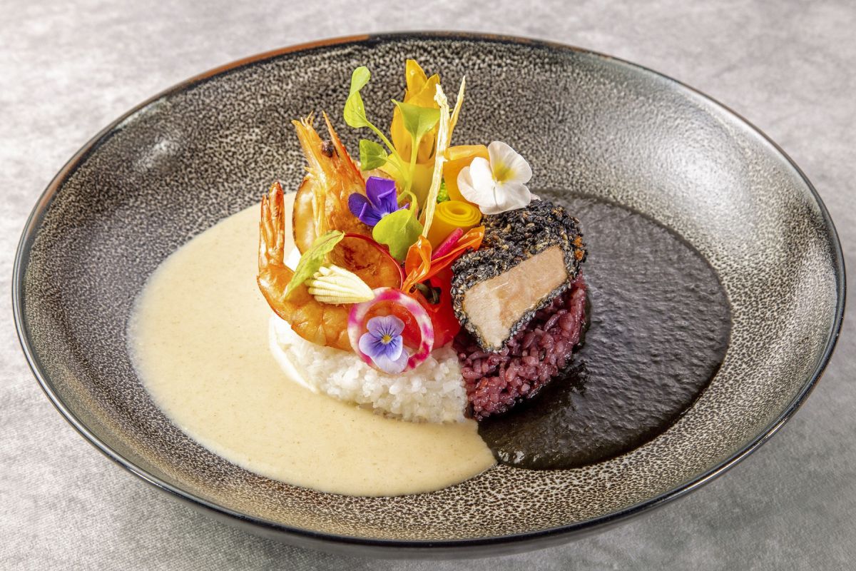 The33　ホワイト＆ブラックカレー（ソフトドリンク付）1980円