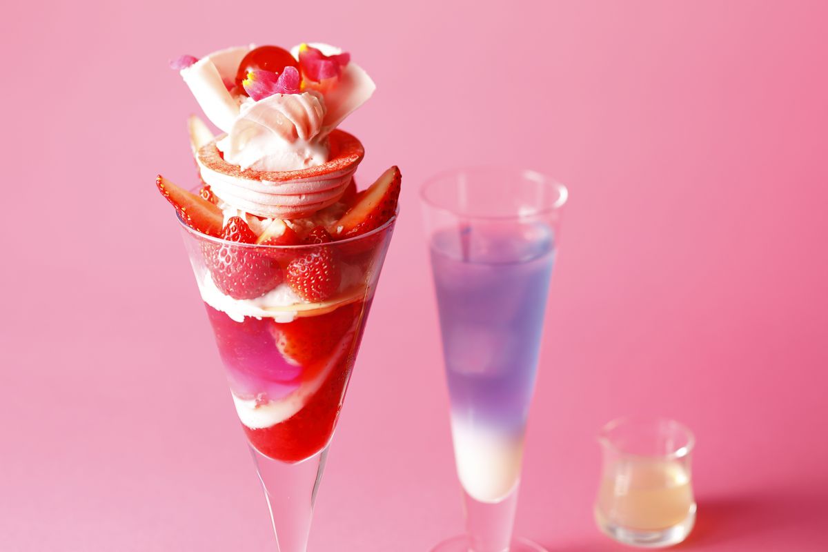 「YURI♡QUN “プリンセスパフェ〜あまおう苺のブーケ”」1980円　※オリジナルドリンク付