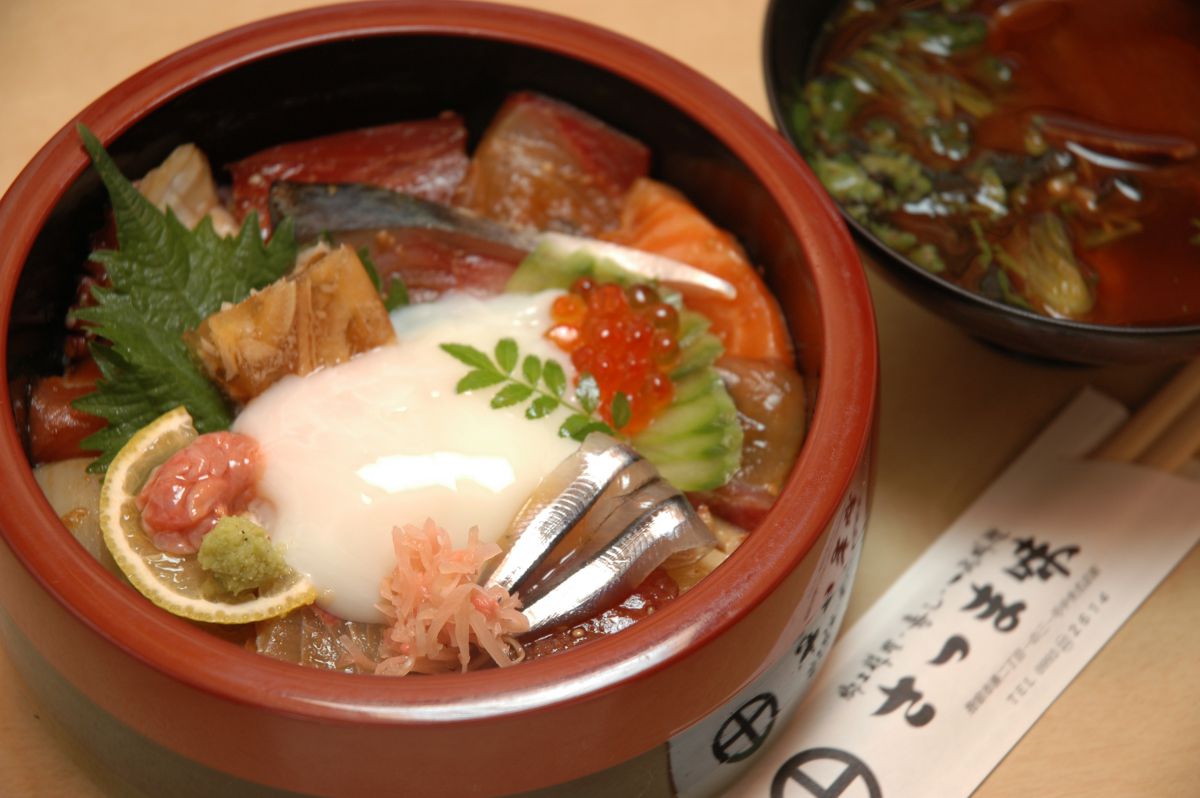 ”きびなごの刺身”がのっているのが鹿児島らしさ