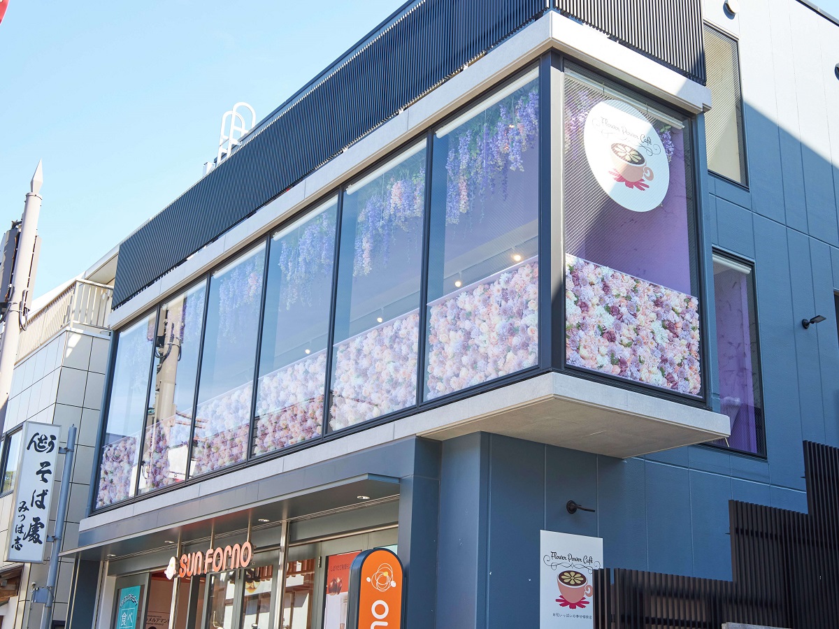 通りから見上げた窓際のカウンター席は、まるでお花のテーブルのよう♪