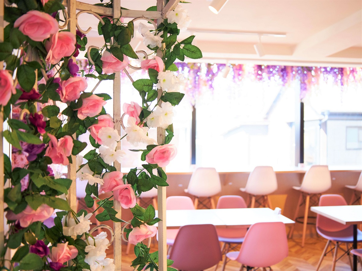 扉を開けると、バラのアーチがお出迎え！