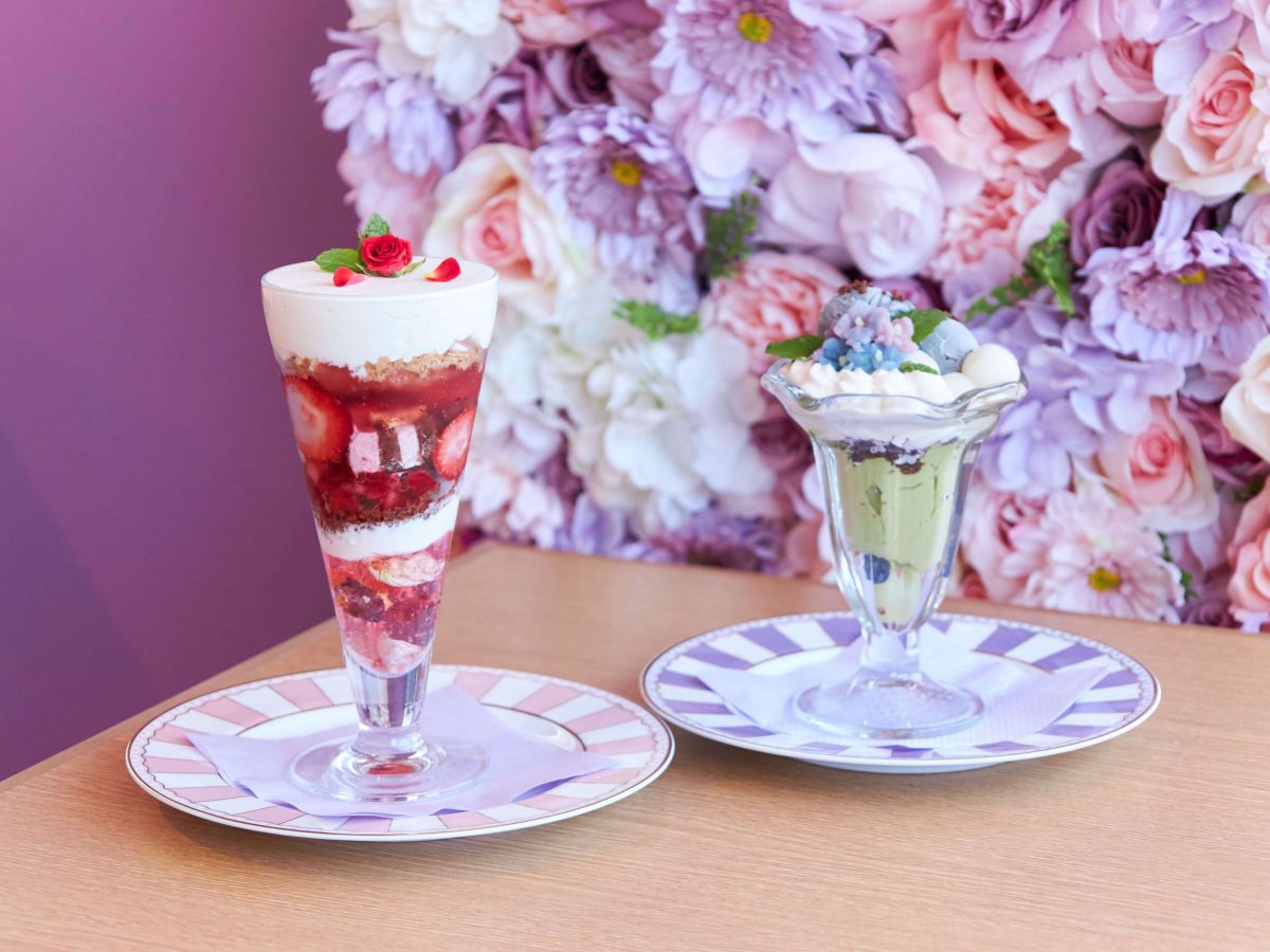 写真左から「ローズパフェ」1500円、「黒ゴマと抹茶の紫陽花パフェ」1100円 
