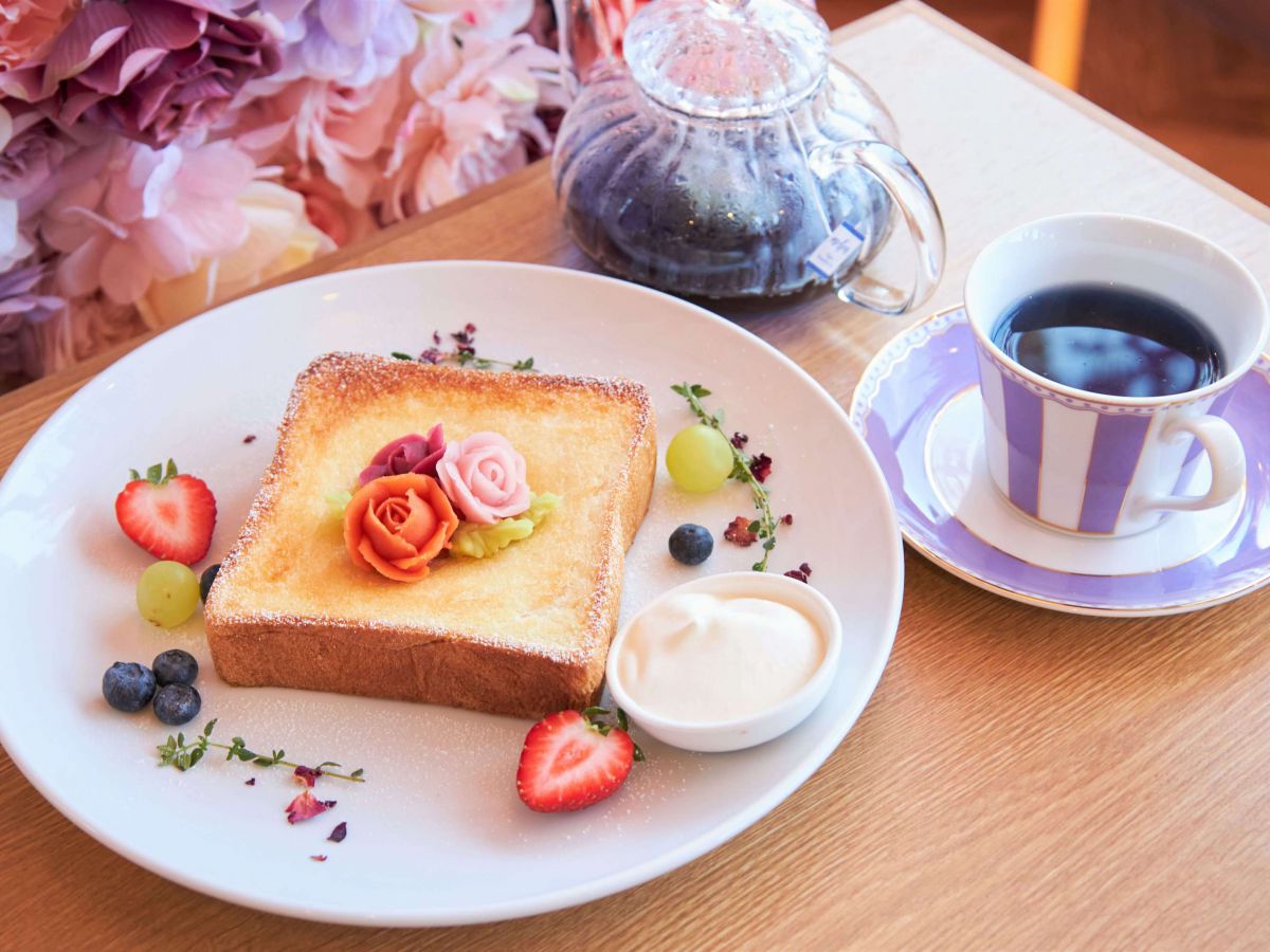 「お花のあんバタートースト」1200円、「バタフライピーティー（ホット）」700円