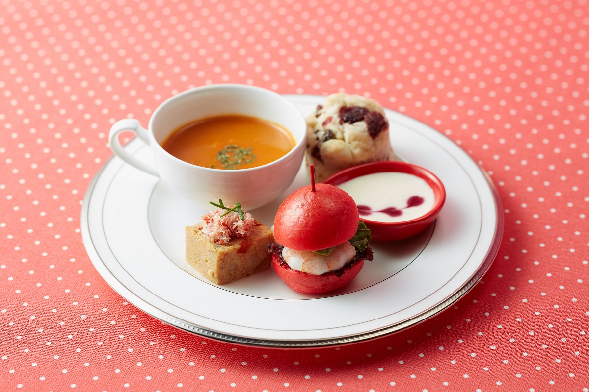 下段(セイボリー): ドライフルーツーのスコーン マスカルポーネクリーム/ミニシュリンプバーガー/蟹とパプリカのトルティージャ/オマールとトマトのスープ