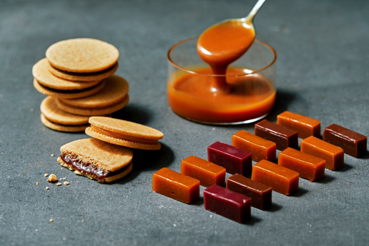 （写真右）「CACAO BUTTER CARAMEL」2376円（各12粒入り）、（写真左）「CACAO BUTTER CARAMEL SAND」2160円（6枚入り）、3240円（10枚入り）
