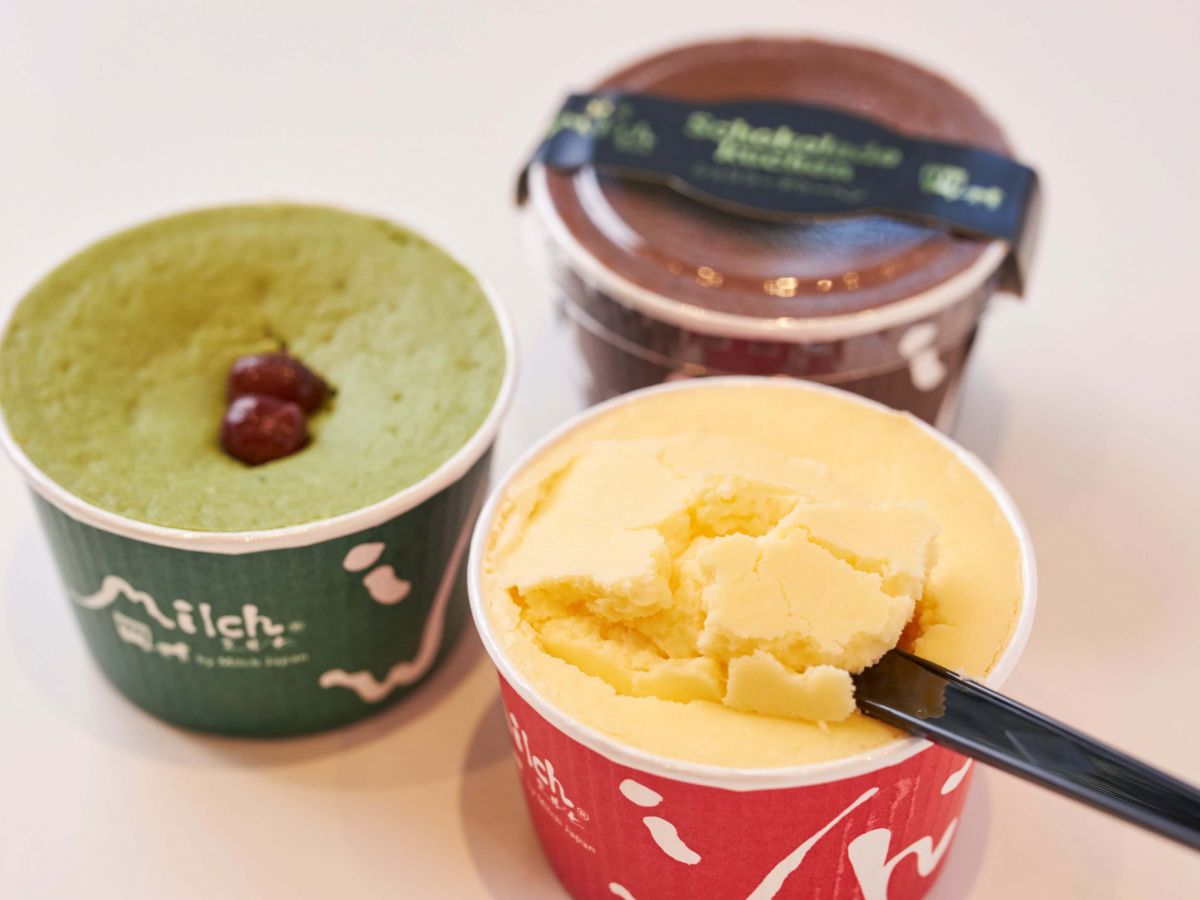 写真左から時計回りに「抹茶ケーゼクーヘン」1個240円、「ショコラーデクーヘン」1個260円、「冷たいケーゼクーヘン」1個220円 