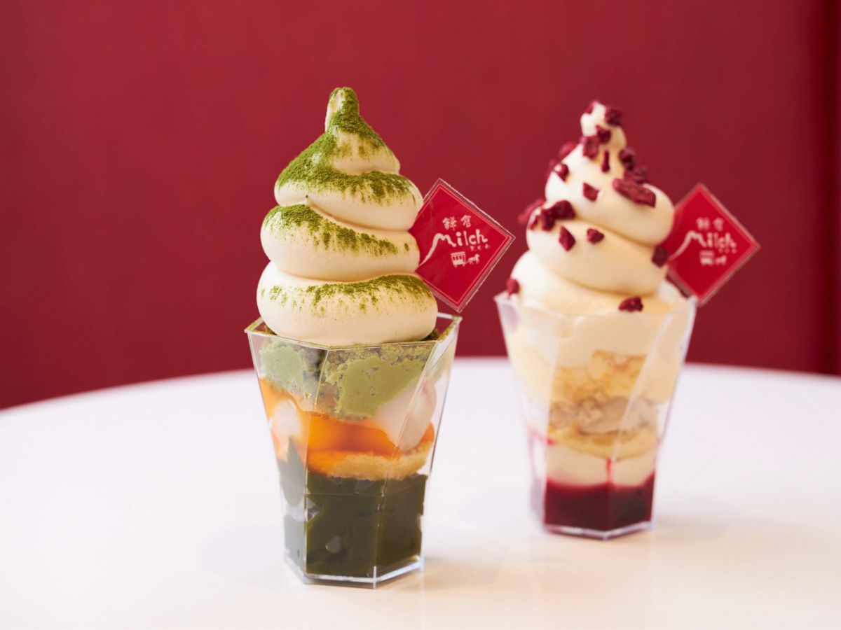 左から「プレミアム抹茶パフェソフトミニ」550円、「プレミアムベリーパフェソフトミニ」550円 