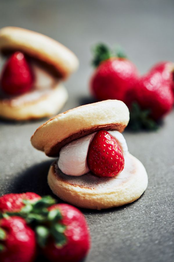 「生どら焼き あまおう」540円　※カカオハナレ 長谷店で数量限定販売