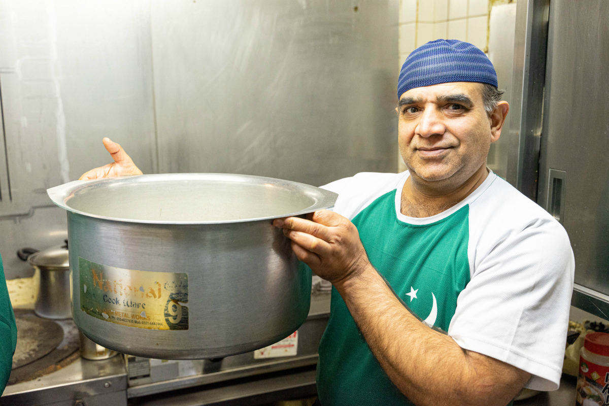 パキスタン製の大きなお鍋で作ります