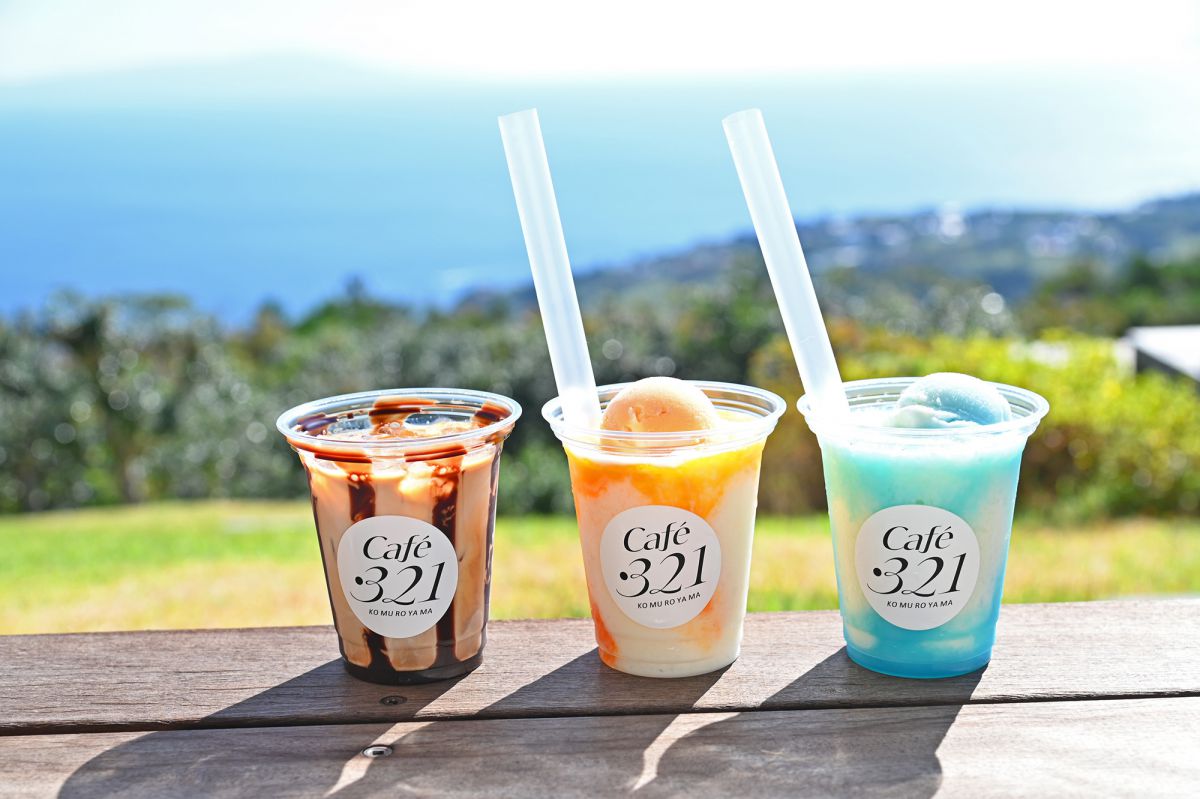 左から、地層カフェラテ、”MISORA”ヨーグルトフラッペ（オレンジ・ブルー）各600円