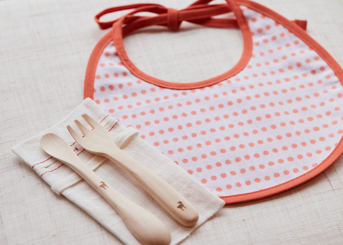 左：ずっと使えるベビースプーン・フォーク 2860円／右：てぬぐいスタイ 豆絞り（朱）1430円