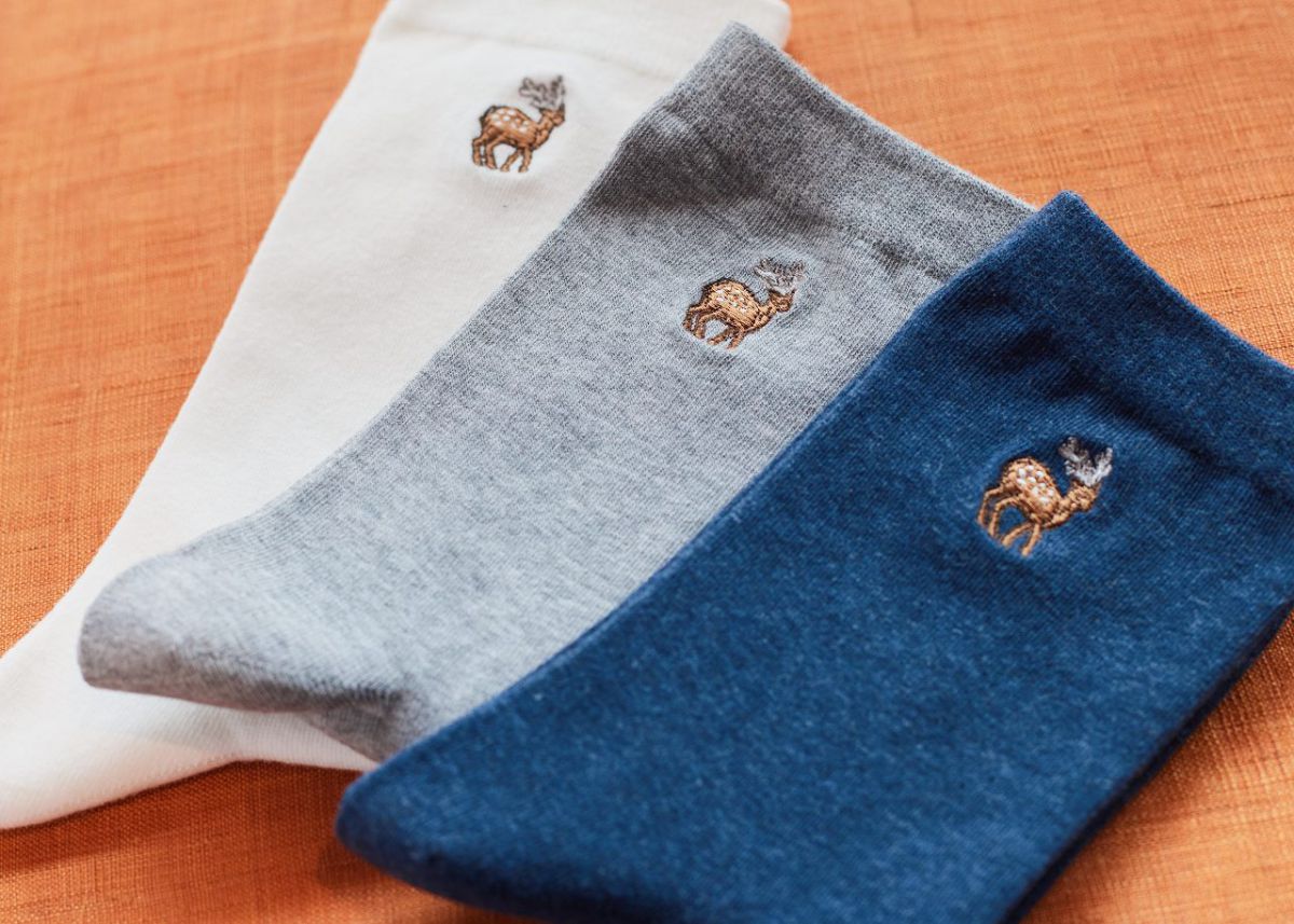 鹿の刺繍くつした 左：白（メンズ）／右：グレー、ネイビー（レディース） 各1320円