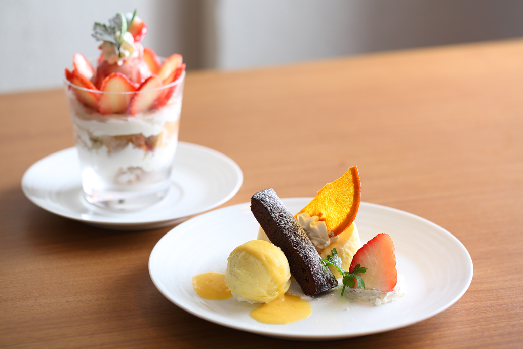 ソミュールのパフェ（奥）とアンジュのデザート盛り合わせ（手前）