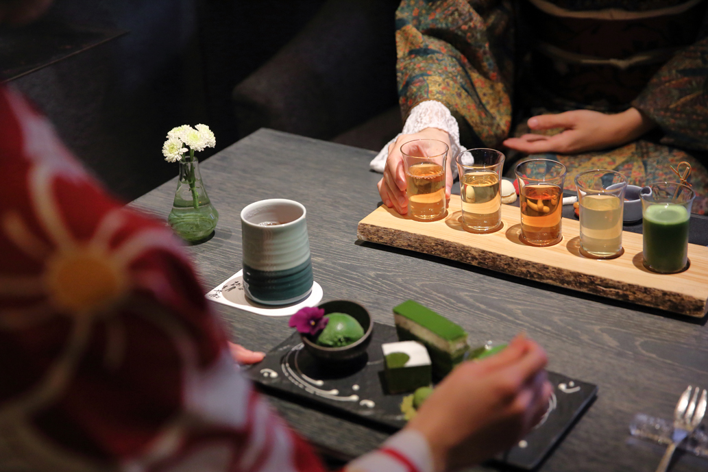 「お菓子盛り」 2600円（左）、「茶詠み」2800円（右）