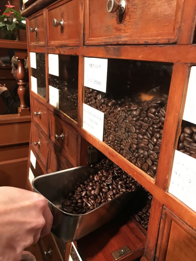 備長炭を使用し、やわらかな苦みのなかに香ばしさを感じる「炭焼ブレンド」580円/100g