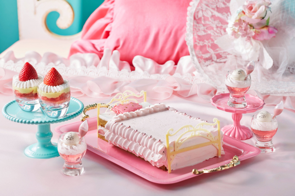 写真左：「おやすみ前のピスタチオチーズと苺の贅沢ヴェリーヌ」、　中央：「苺と抹茶のふわふわ宮殿ベッドケーキ」、右：「ストロベリーミルクパフュームゼリー」