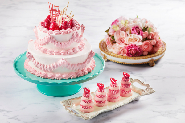 写真左：「苺パーティー デコレーションケーキ」、右：「姫のフリルドレス ラズベリーマカロン」