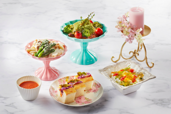 写真左下：「箱庭風サンドイッチ」、左上：「ツナクリームペンネ　焦がし醤油風味の菜の花添え」、 右上：「クランベリートマトソース添え」、右下：「野菜のピクルスちらし寿司　トマトとコンソメの2種のゼリー添え」