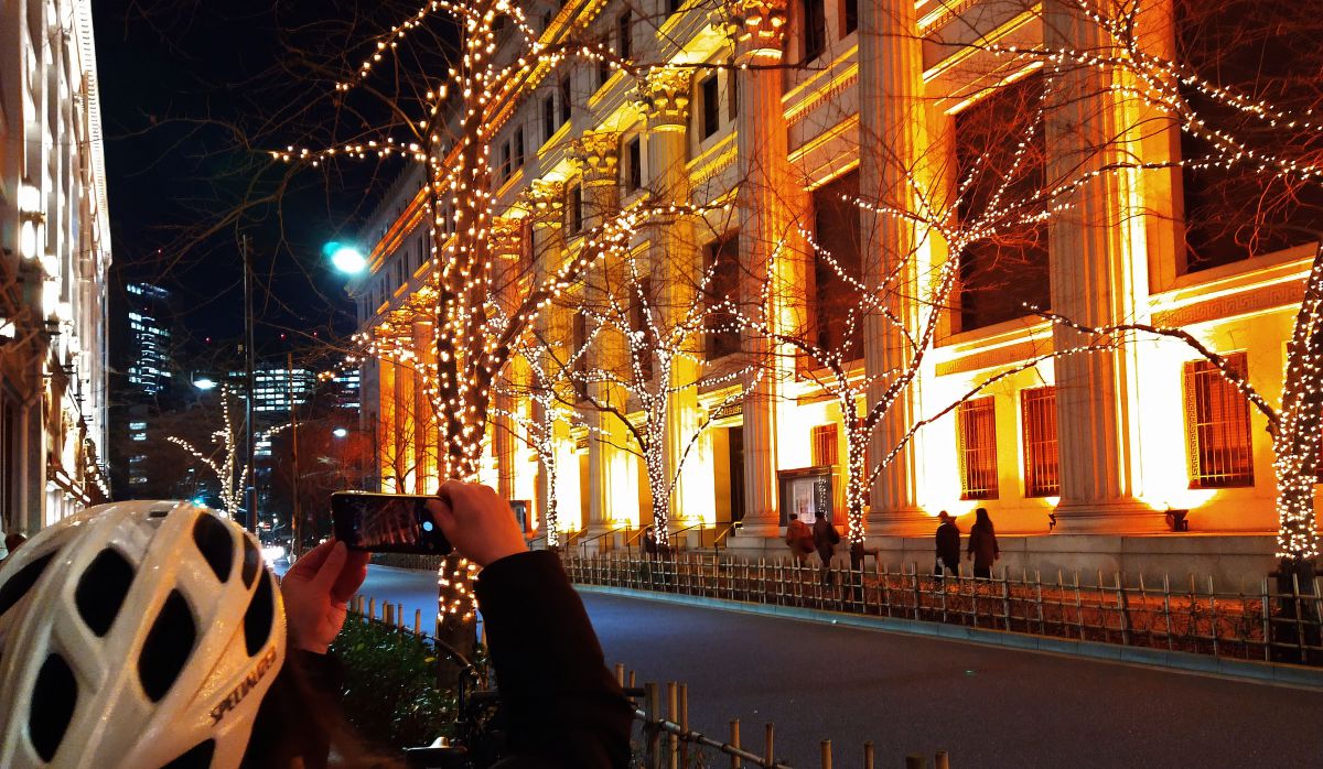 大通りの裏道には普段気づくことのない景色が広がっていたり