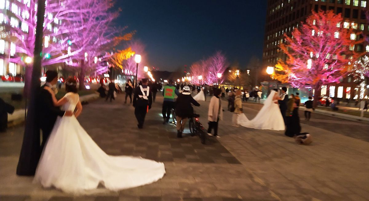 丸の内の映えスポットでは、ウェディングの事前フォトセッションがあちこちに