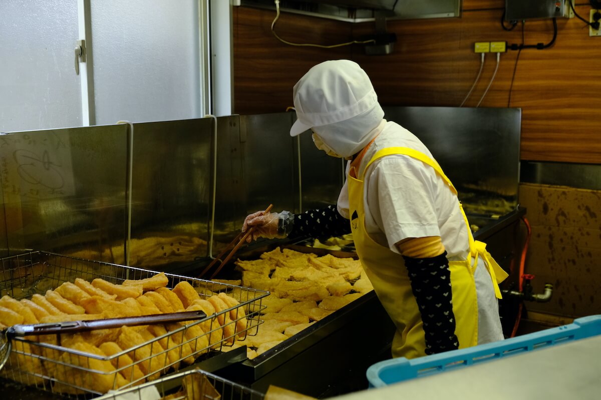 店内では目の前で揚げている様子を見られる