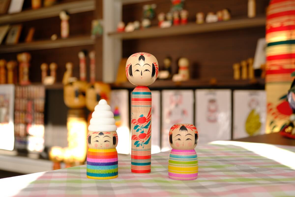 左から、ソフトクリームこけし1600円、作並こけし6寸1500円、楊枝入れ1100円