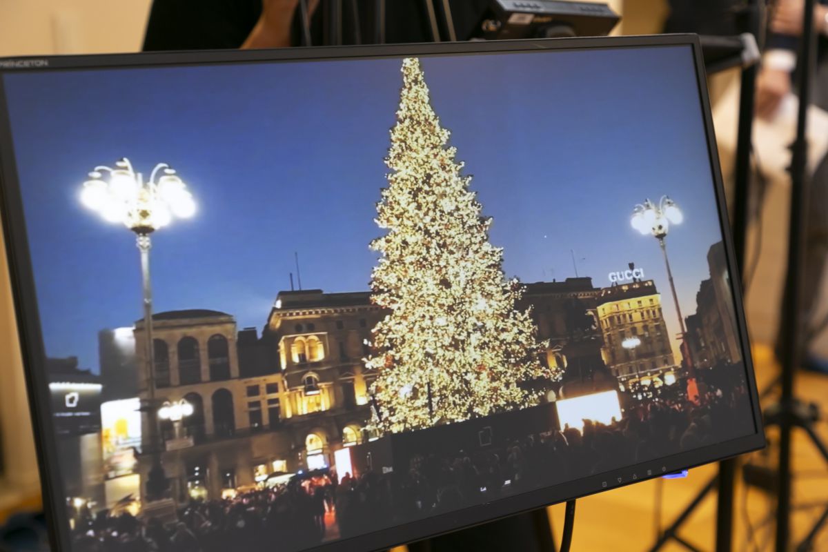 ドゥオーモ広場に飾られた巨大クリスマスツリー