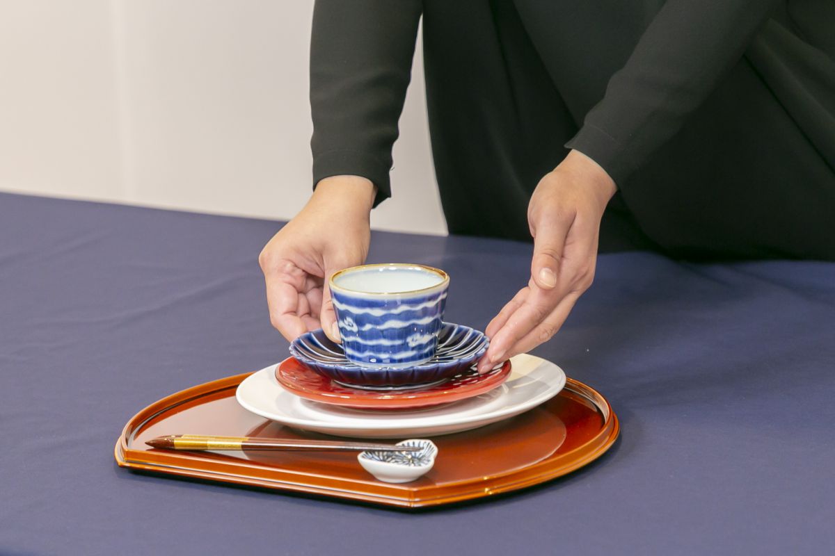 ディナー皿は後でお箸をセットしやすいように少し手前を開けておくのがポイント