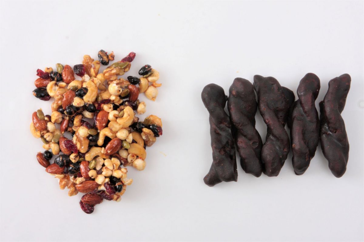 （左から）「木の実おこし」980円、「ねじねじかりんと」490円