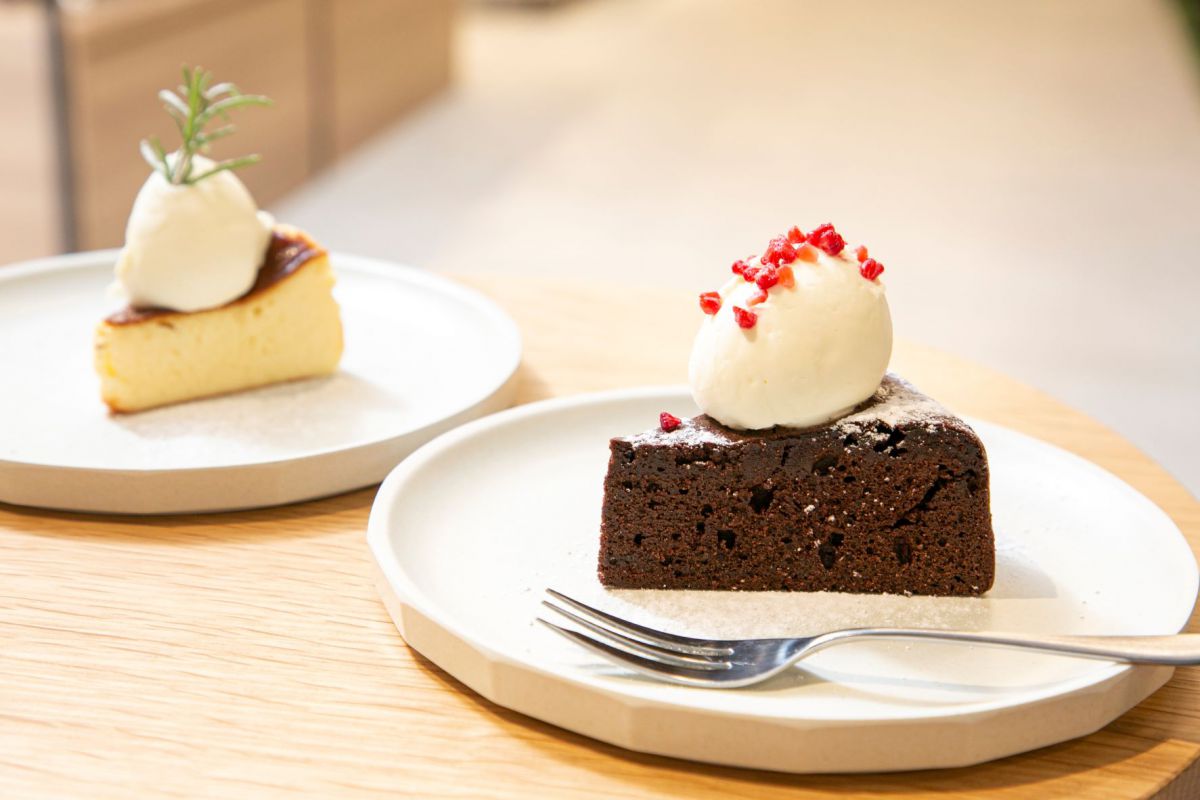 左から「バスクチーズケーキ」、「ガトーショコラ」各600円