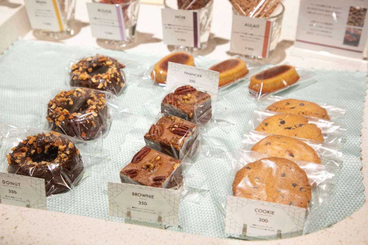 手前左から「チョコレートドーナツ」350円、「ブラウニー」350円、「チョコチップクッキー」300円