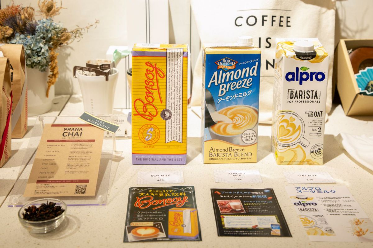 左から「ソイミルク（豆乳）」450円、アーモンドミルク500円、オーツミルク500円