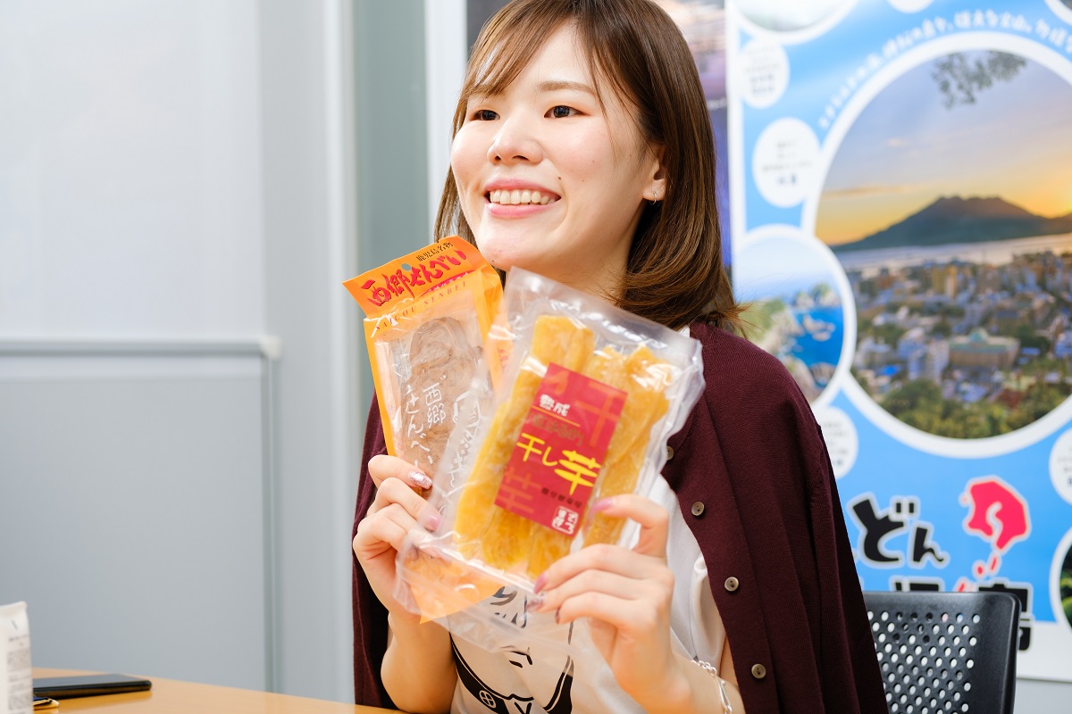 「西郷せんべい」と「干し芋」を手に力説