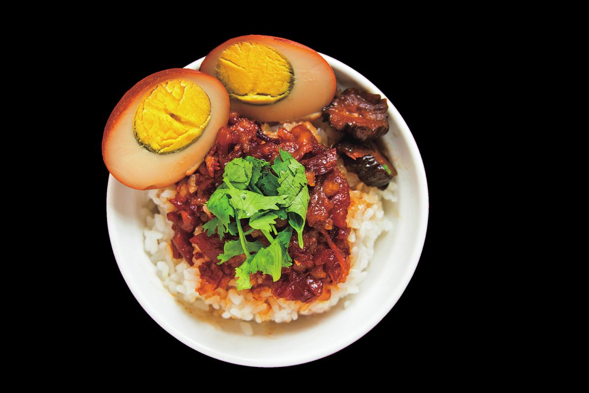 魯肉飯 NT$30（小）、NT$40（大）。滷蛋は＋NT$10