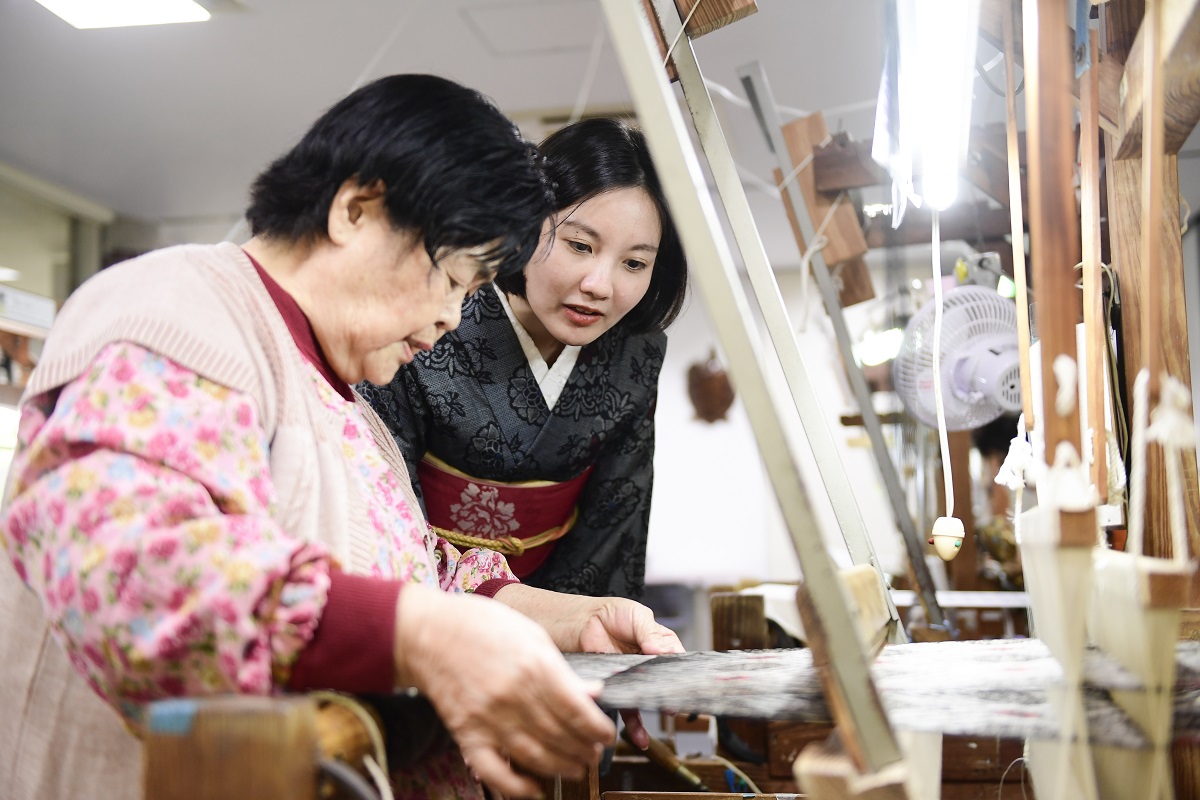 「夢おりの郷」にて、大島紬の機織りの様子を見学。行程を丁寧に教えてくれました！