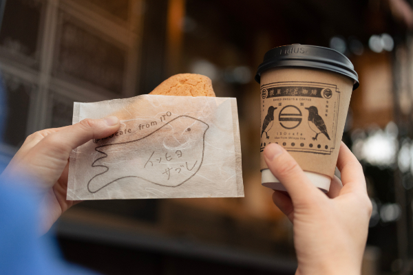 イソヒヨサブレ280円、isocafeコーヒー350円