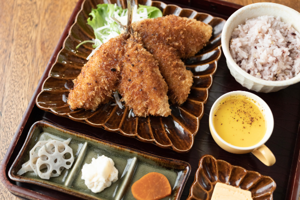 味和伊ソースのアジフライ定食1380円