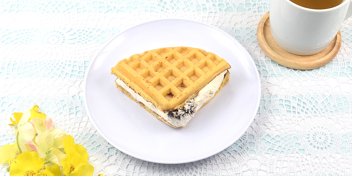 ファミリーマート、ワッフルケーキ（クッキー＆クリーム）
