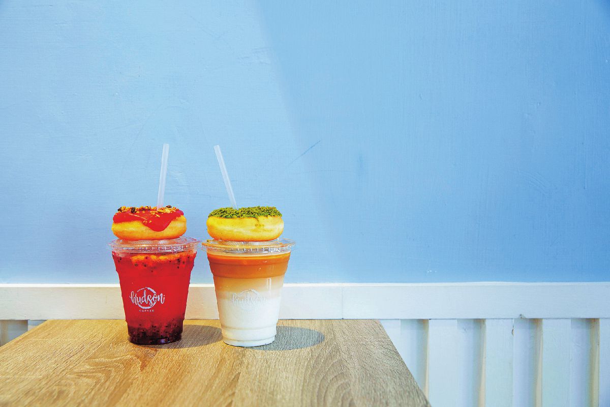 ドラゴンフルーツソーダNT$85+フラ ンボワーズドーナツNT$40(左)、ラテ NT$80+抹茶ドーナツNT$45(右)